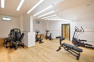 a gym with treadmills and elliptical machines at Austria Trend Hotel Maximilian in Vienna