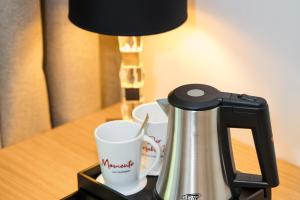 Příslušenství pro přípravu čaje a kávy v ubytování Austria Trend Hotel Maximilian