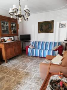 - un salon avec un canapé et une table dans l'établissement La casetta di Pio, à Fresonara