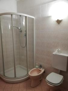 La salle de bains est pourvue d'une douche, de toilettes et d'un lavabo. dans l'établissement La casetta di Pio, à Fresonara