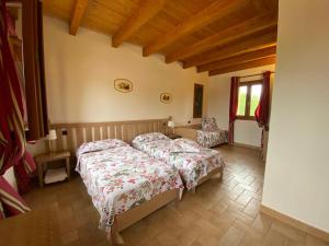 - une chambre avec 2 lits et une fenêtre dans l'établissement La Casetta di Alessia - Agriturismo con camere, 