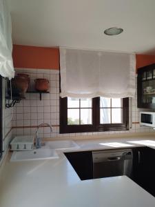 uma cozinha com um lavatório e uma janela em Casa Paca em Deltebre