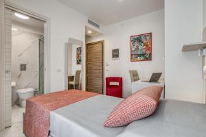 1 dormitorio con 1 cama y baño en Vomero High Hotel, en Nápoles
