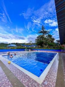 a pool at a resort with people in the water at Finca Agroturística Santa Rosa in Gigante