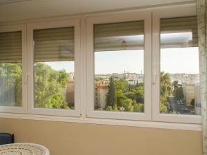 ventana con 3 vistas a la ciudad en Apartamento Góngora, en Sevilla