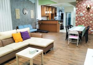 - un salon avec un canapé et une table dans l'établissement JB Austin Perdana Homestay@Simple Comfy For 11pax, à Johor Bahru