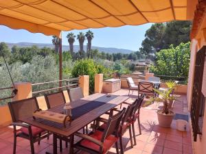 uma mesa de madeira e cadeiras num pátio em Casa Josa em Ontinyent