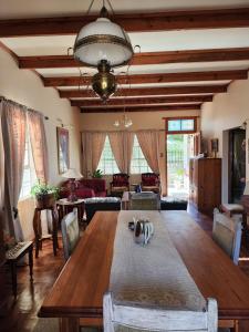 een eetkamer met een tafel en een woonkamer bij La Provence Accommodation in Bloemfontein