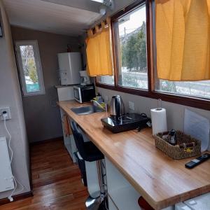 uma cozinha com um balcão de madeira numa caravana em Tiny house Bariloche em San Carlos de Bariloche