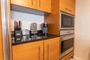 A cozinha ou cozinha compacta de Limited time Deal 1BR 1BATH Located at ICON Brickell