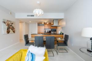 Un comedor y una cocina con mesa y sillas. en Limited time Deal 1BR 1BATH Located at ICON Brickell, en Miami