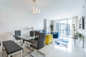 Un comedor y una sala de estar con mesa y sillas. en Limited time Deal 1BR 1BATH Located at ICON Brickell, en Miami