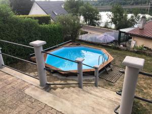 Basen w obiekcie Cottage chaleureux avec vue sur lac lub w pobliżu