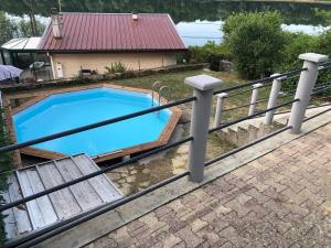 basen z ogrodzeniem wokół niego w obiekcie Cottage chaleureux avec vue sur lac w mieście Changey