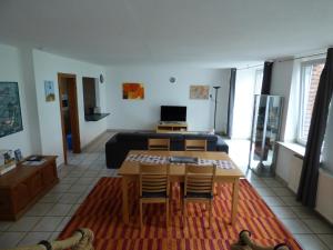 a living room with a table and a couch at Ferienwohnung am Stadtpark in Xanten