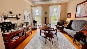un soggiorno con tavolo e sedie di Christopher Dodge House a Providence
