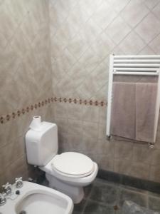 貝拉維斯塔的住宿－Nomads Buenos Aires，浴室配有白色卫生间和盥洗盆。