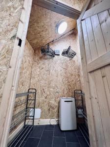 um pequeno quarto com um WC e uma parede em 7 - Central Studio - King Bed - Bike Facilities em Merthyr Tydfil