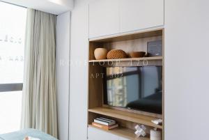 - un salon avec une télévision dans une armoire dans l'établissement Flat luxo Boa Viagem Rooftop 470, à Récife