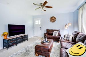 ein Wohnzimmer mit Ledermöbeln und einem Flachbild-TV in der Unterkunft Cozy Ann Arbor Home with Yard and Fire Pit! in Ann Arbor