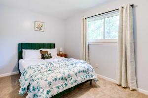 - une chambre avec un lit et une fenêtre dans l'établissement Cozy Ann Arbor Home with Yard and Fire Pit!, à Ann Arbor