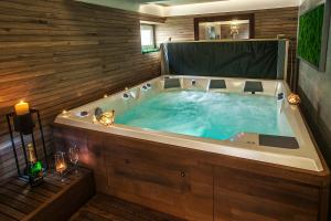 une grande baignoire jacuzzi dans une chambre dans l'établissement STING Apartments Havířov, à Havířov