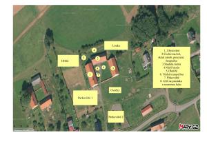einen Standortplan eines Hauses mit gelben Etiketten in der Unterkunft Chalupa-statek Arkáda in Božanov