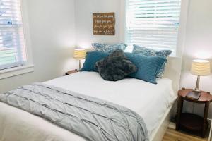 En eller flere senge i et værelse på Jacksonville Blue Bungalow Retreat Comfortable 2 Bedroom Haven