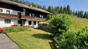 Vonkajšia záhrada v ubytovaní Alpinum Hostel
