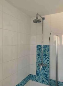 Un baño con ducha con puerta de cristal en APlaceToStay Central London Apartment, Zone 1 NHG, en Londres