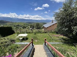 a stairway leading up to a house with a table at Jacuzzi privé & Jardin - T2 cosy proche Font-Romeu in Targassonne