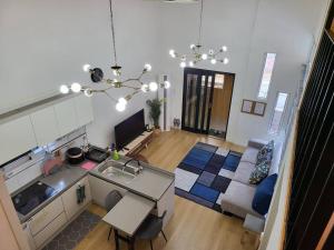 Donghae Hanok Stay في دونغ هاي: اطلالة جوية لغرفة معيشة مع أريكة