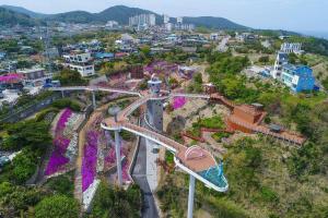 una vista aérea de un parque de atracciones con una montaña rusa en Donghae Hanok Stay en Donghae