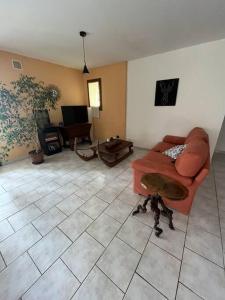 Posezení v ubytování Appartement T2 avec jacuzzi privé et jardin, chiens acceptés