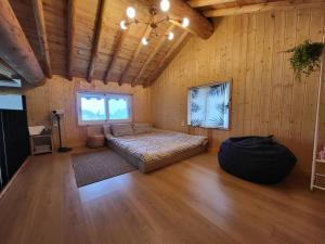 Donghae Hanok Stay في دونغ هاي: غرفة نوم بسرير في غرفة خشبية