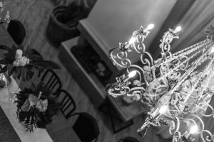 una foto en blanco y negro de una lámpara de araña en Corte Rossetti Relax Assoluto, en Casalbordino