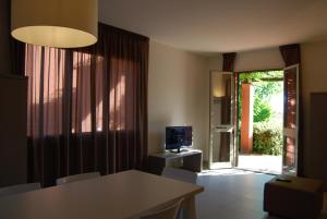 A television and/or entertainment centre at Residenze Al Colle Dei Pini