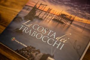 un libro en la portada de una playa costera en Corte Rossetti Relax Assoluto, en Casalbordino