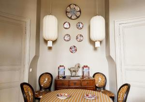 南特的住宿－Le 1825, une suite luxueuse au coeur de la ville，一间墙上配有桌椅和盘子的用餐室