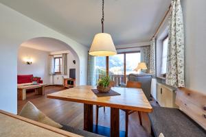 comedor con mesa y sala de estar en Appartements Christiane Knöpfle en Oberammergau