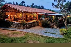 una casa con un restaurante en un patio en Pousada Suçuarana, en Itabirito