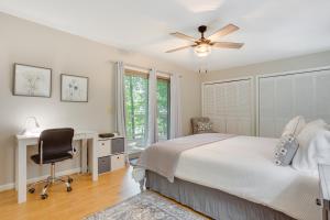 Jasper Vacation Rental with Decks, Fire Pit and Views! في جاسبر: غرفة نوم مع سرير ومكتب ومروحة سقف +25 صورة