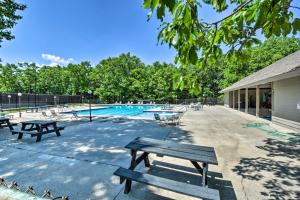 Jasper Vacation Rental with Decks, Fire Pit and Views! في جاسبر: حمام سباحة مع طاولات ومقاعد للنزهة