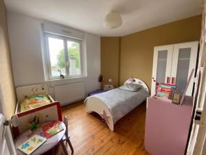 a small bedroom with two beds and a window at Maison Au champ du souvenir 5 chambres 8 personnes in Bécordel-Bécourt