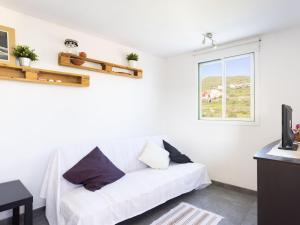een witte bank in een woonkamer met een raam bij Live Laguna Center 5 Habitaciones y Terraza in La Laguna