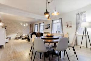 - une salle à manger et un salon avec une table et des chaises dans l'établissement Modern apartment in Akureyri, Iceland, à Akureyri