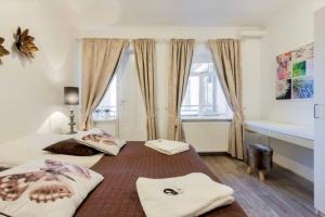 - une chambre avec 2 lits et une fenêtre dans l'établissement Modern apartment in Akureyri, Iceland, à Akureyri