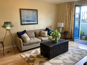 uma sala de estar com um sofá e uma mesa em Self Catering Apartment- 11A Westbourne Place em Cobh