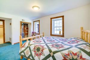 - une chambre avec un lit doté d'une couette dans l'établissement Wisconsin Cabin Getaway Near Castle Rock Late, à Mauston