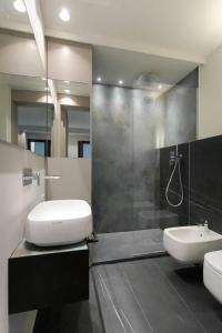 y baño con lavabo, aseo y ducha. en New duplex in the center of Pietrasanta, en Pietrasanta